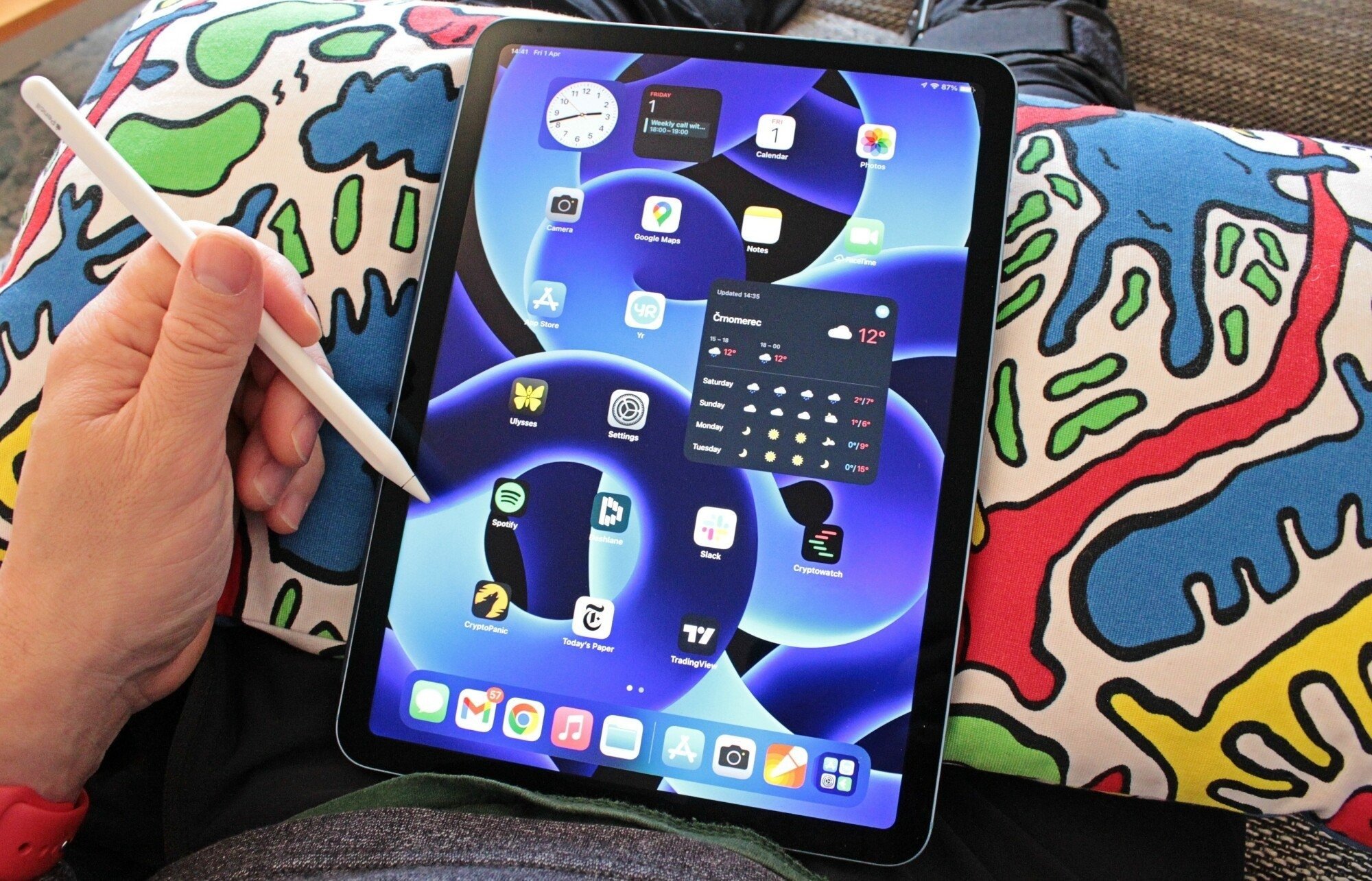 iPad Air 2022 with Apple Pencil on a colorful pillow