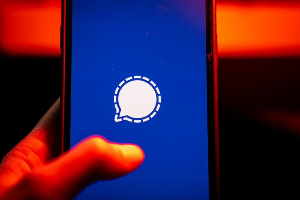 Signal logo on phone screen