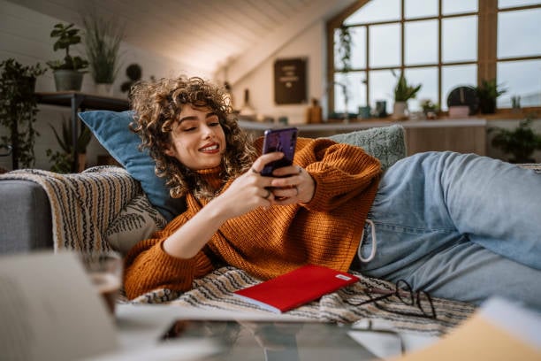 Woman getting summary of book via phone.